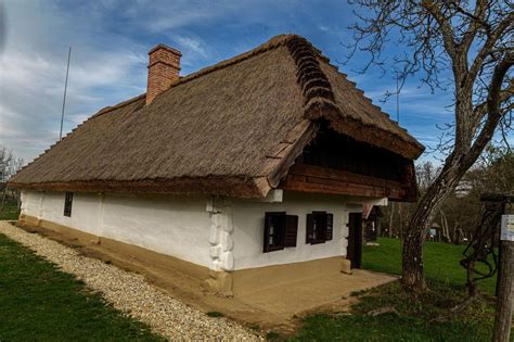 Hagyományos magyar népi építészet