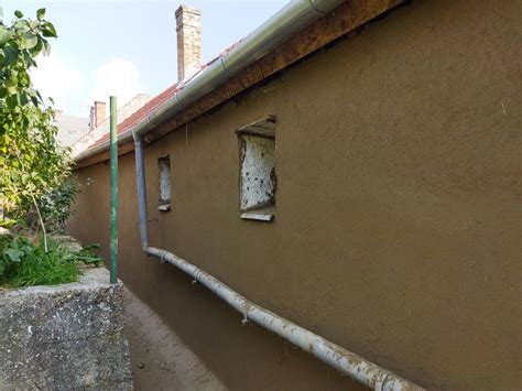 Vályogház falának feltáskásodott vakolata