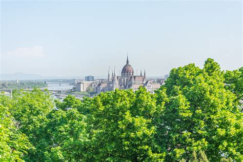 Budapesti panoráma vízszerelő szerszámokkal