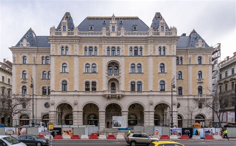 Felújítás alatt álló bérház homlokzata