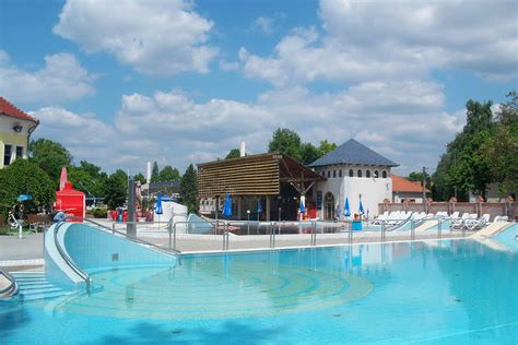A Békéscsabai Árpád Gyógy- és Strandfürdő az Élővíz-csatorna partján