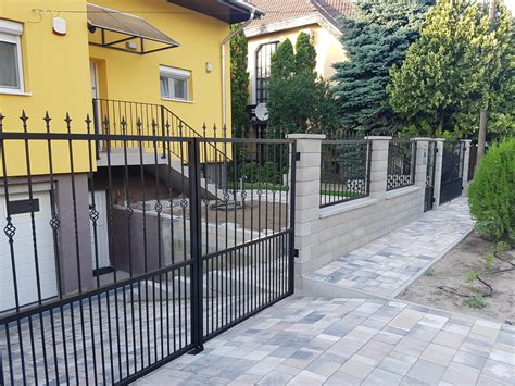 Különböző típusú kerítések és kapuk