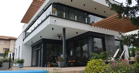 Különböző kültéri felületeken alkalmazott kompozit táblák