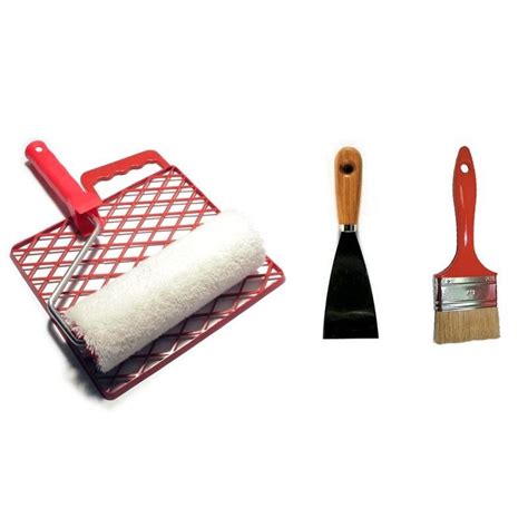 Szerszámok a fal előkészítéséhez: spatula, csiszolópapír, ecset