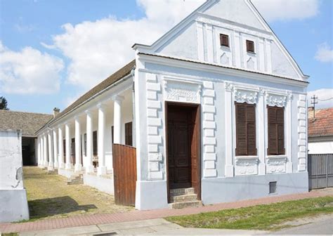Sváb parasztház homlokzata felújítás előtt