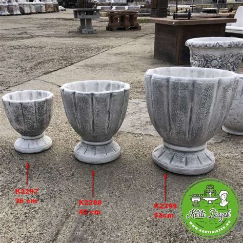 Különböző formájú és méretű beton virágtartók