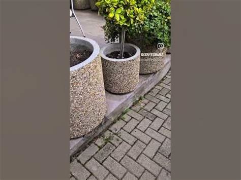 Beton virágtartó, amelyen jól látszanak a kavicsos felületek