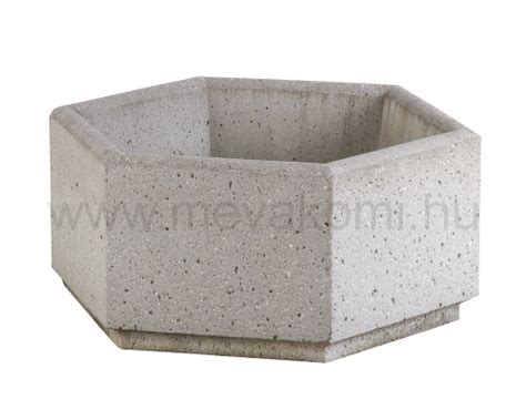 Készülő DIY beton virágtartó betonnal átitatott törölközőből.