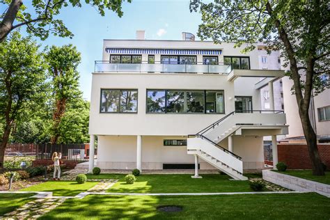 Bauhaus épület tégla homlokzattal