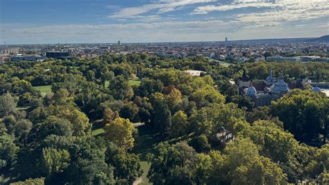 Budapest XVII. kerületének légi felvétele, zöld területekkel
