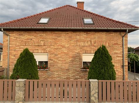Szeletelt tégla burkolatú ház homlokzata