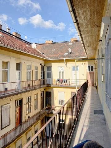 Magdolna negyed utcakép új és régi épületekkel