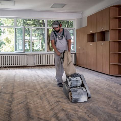 Durva csiszolás parkettacsiszoló géppel