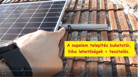 Napelem panelekkel felszerelt ház, ablakokon leengedett redőnyökkel