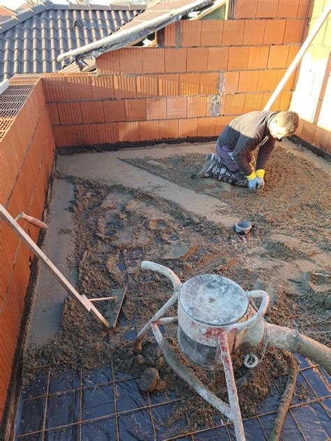 Beton lehúzóléccel simítása