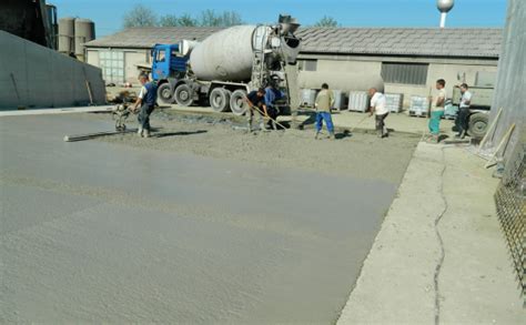 Beton felületének letakarása fóliával utókezeléshez