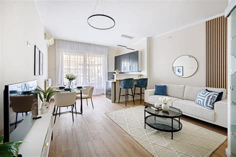 Egy modern, felújított lakás belső enteriőrje Budapesten