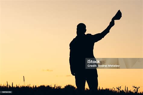 Egy építkezés sziluettje naplementekor
