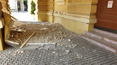 Leszakadt vakolat a mennyezetről