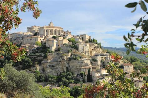Provence-i táj levendulamezőkkel és kőházakkal