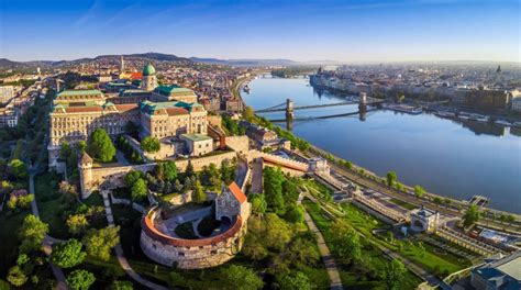 Budapesti utcakép téglaházakkal