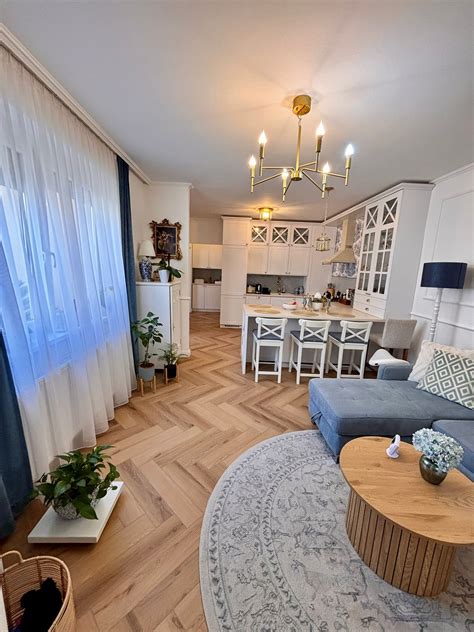 Modern, felújított téglalakás belső enteriőr