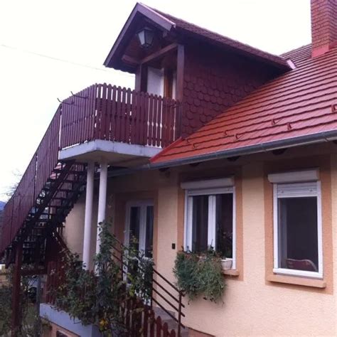 Vályogtéglákból épült ház falazata