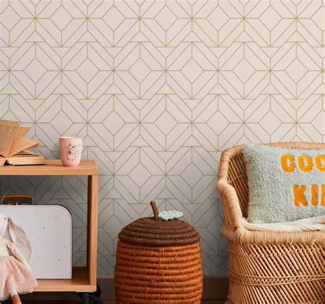 Geometriai minták maszkolószalaggal a gyerekszoba falán
