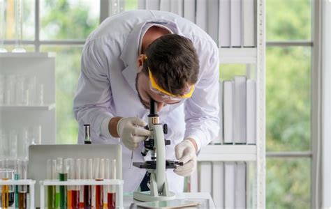 Laboratóriumi vizsgálat során cementmintát vizsgálnak
