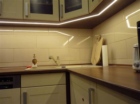 LED spotlámpákkal megvilágított konyhapult