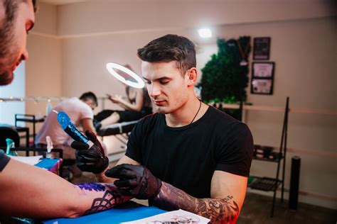 Tetováló művész dolgozik 3D mintán