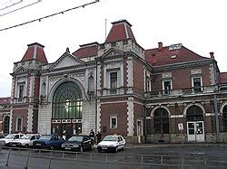 Monumentális vasútállomás homlokzata díszítőelemekkel