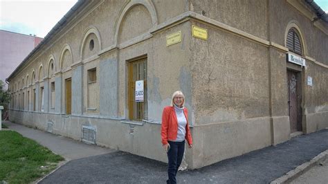 Akadálymentesített épület bejárata