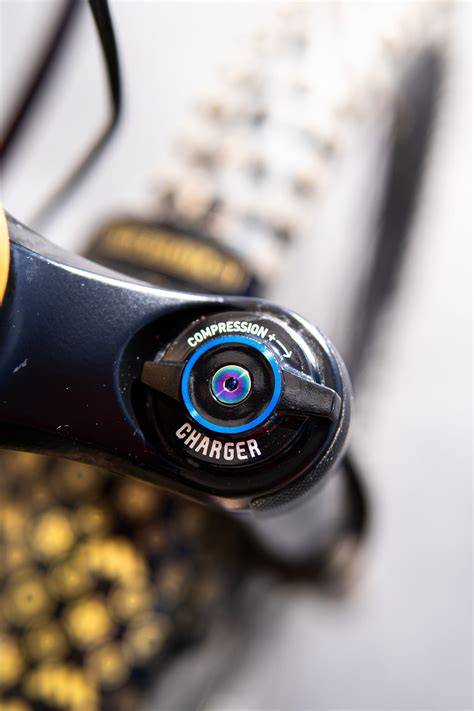Kék CHARGER COMPRESSION feliratú állítási kerék