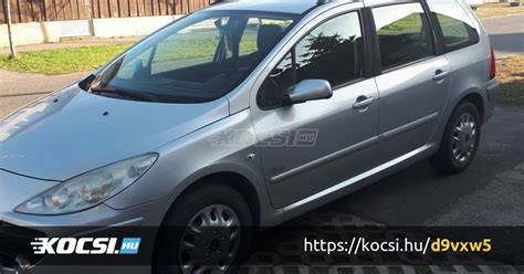 Peugeot 307 motorháztetője felnyitva, motorral