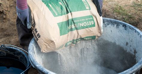 Cement keverése építkezésen