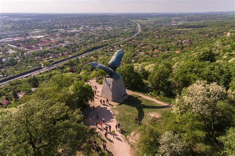 Tatabánya panorámája a Turul-emlékművel a háttérben