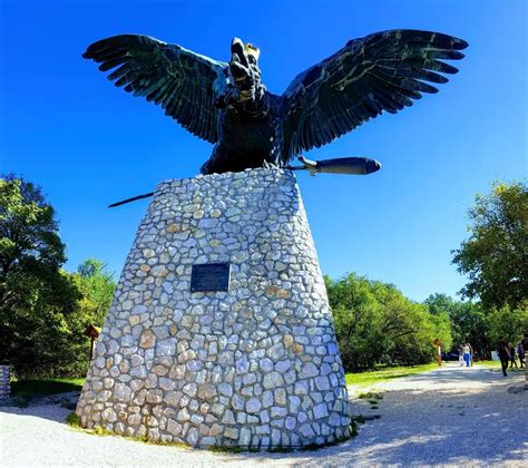 A Turul-emlékmű monumentális méretei