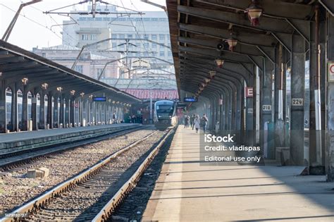 Vasúti peron és utasforgalmi épület