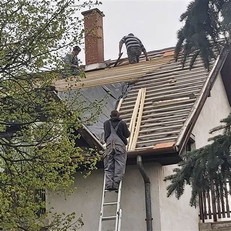 Tetőfedő szakember munkában