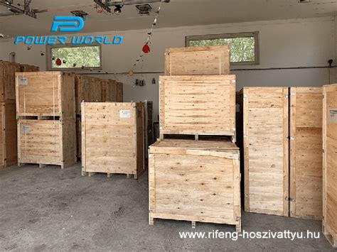 Különböző méretű faanyagok raktárban