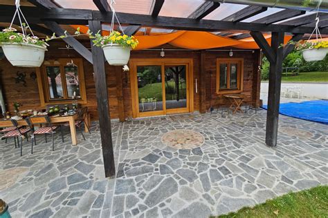Vörösfenyő hajópadlóval burkolt terasz