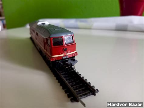 Modellvasút pályaelemek és mozdony