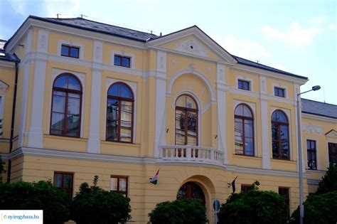 régi bérpalota homlokzata