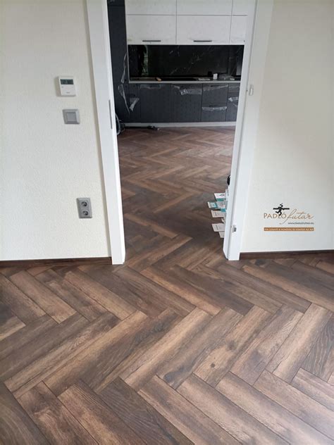 Halszálkás laminált padló mintázat