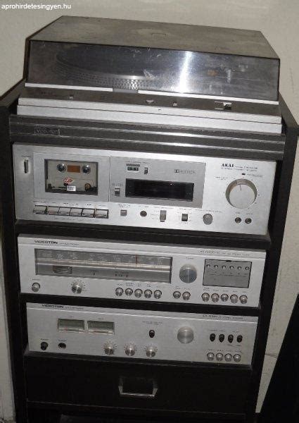 Régi hifi torony és modern hangszórók