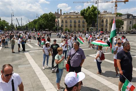 Emberek maszkban a Hősök terén