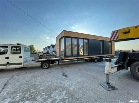 Napkollektorok egy mobilház tetején