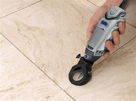 Dremel fuga eltávolító szár használatban