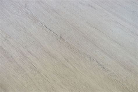 Közelkép egy laminált padló élethű fa mintázatáról